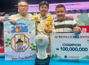 Nguyễn Quốc Nguyện (giữa) lên ngôi vô địch ở PBA Tour để giành 1,8 tỷ đồng tiền thưởng.